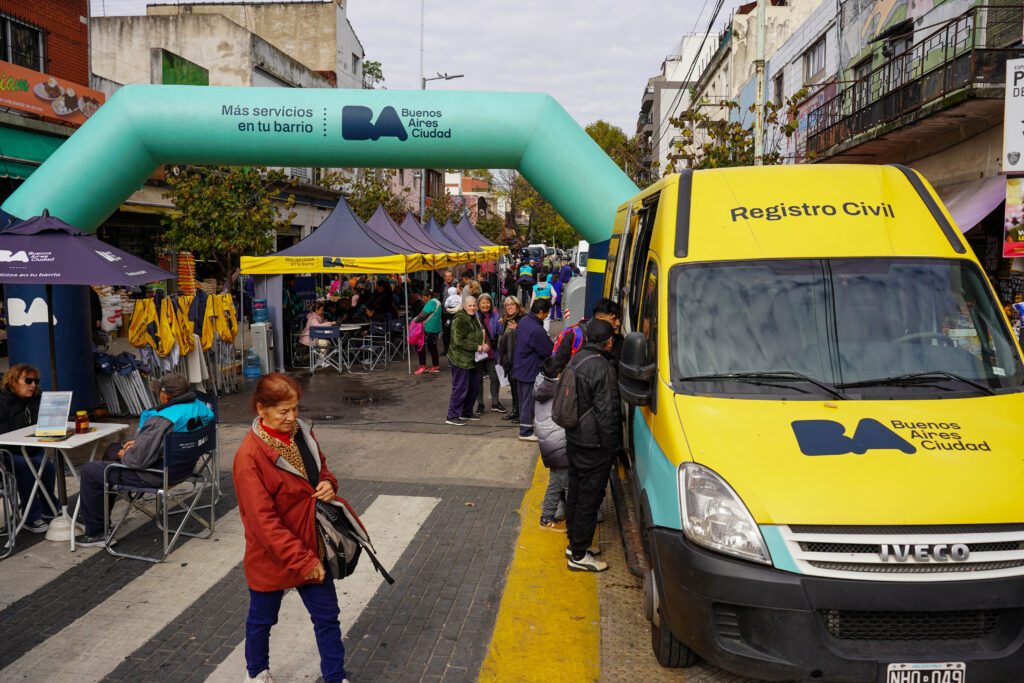 Oficinas Móviles acercan más de 300 trámites y servicios gratuitos a vecinos de Flores y Parque Chacabuco