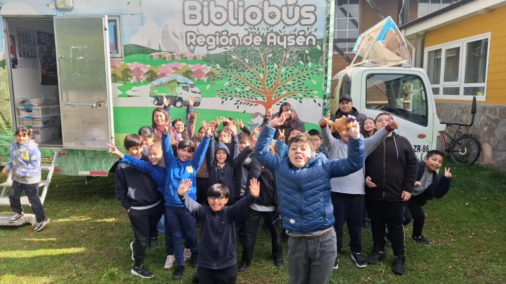Bibliobús Aysén celebra el Día del Libro: un ejemplo de inclusión territorial con servicios móviles