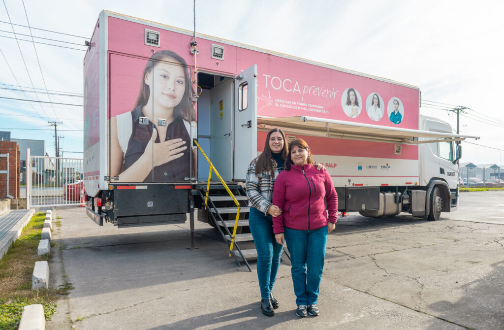 Salud móvil en acción: Más de 500 mujeres acceden a mamografías gratuitas en Coronel, Talcahuano y Tomé