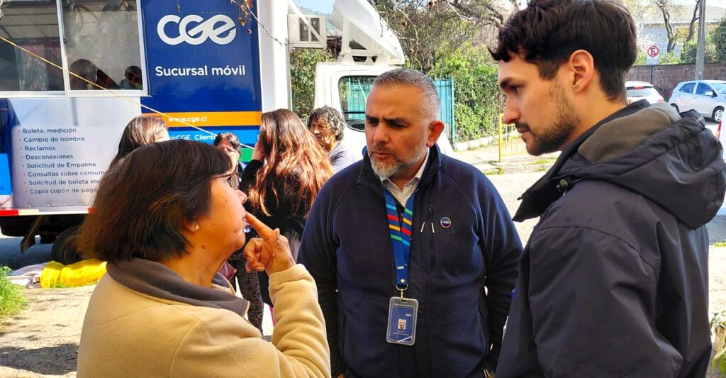 Sucursal móvil de CGE y servicios públicos realizan atención conjunta en feria libre de San Bernardo