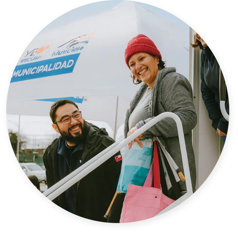 María Sepúlveda sonriendo frente a la Clínica Móvil