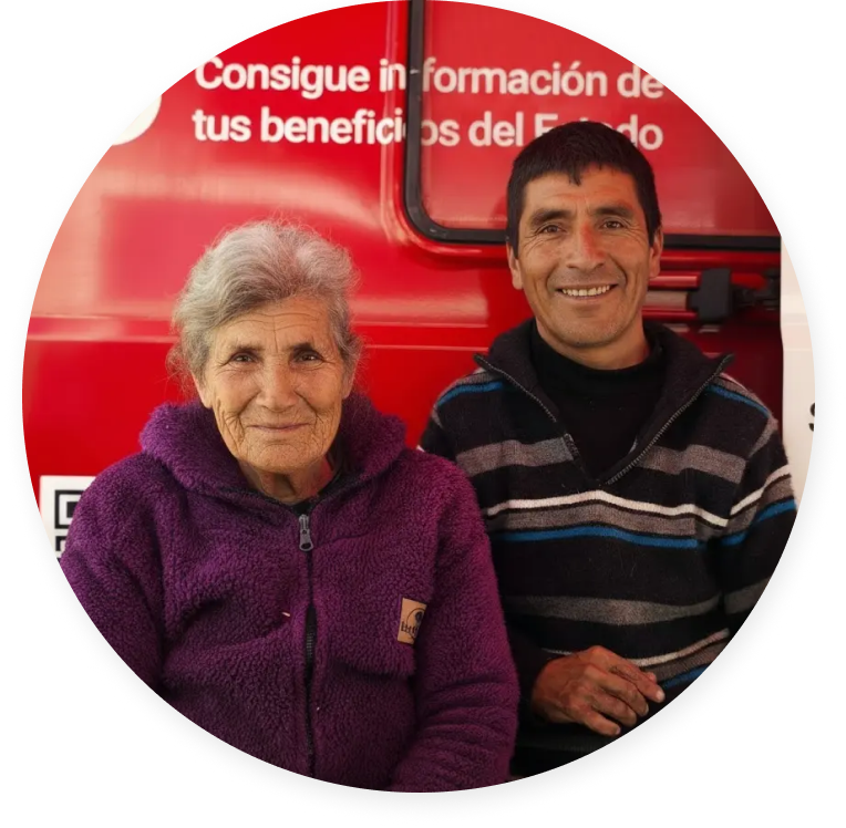 María Sepúlveda sonriendo frente a la Clínica Móvil